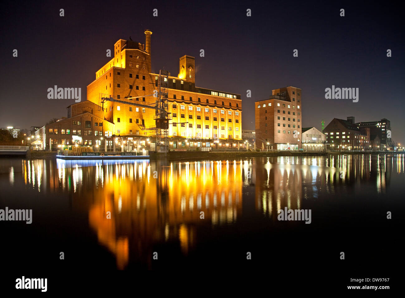 Werhahnmühle, ex mulino e la 'Faktorei 21' edificio, di notte, Innenhafen, il Porto Interno di Duisburg, zona della Ruhr Foto Stock