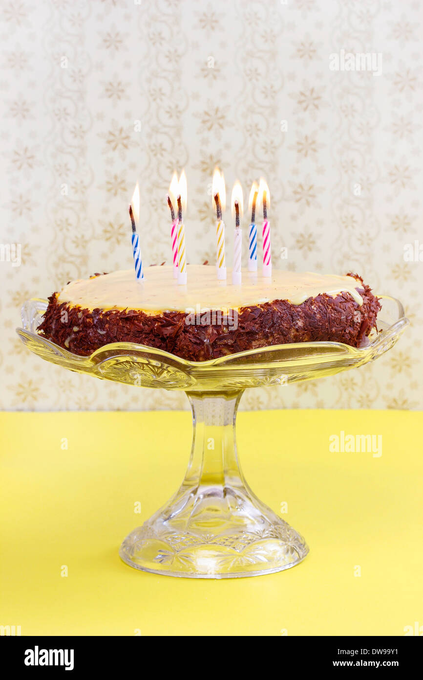Torta di compleanno con candeline sulla torta di vetro stand Foto