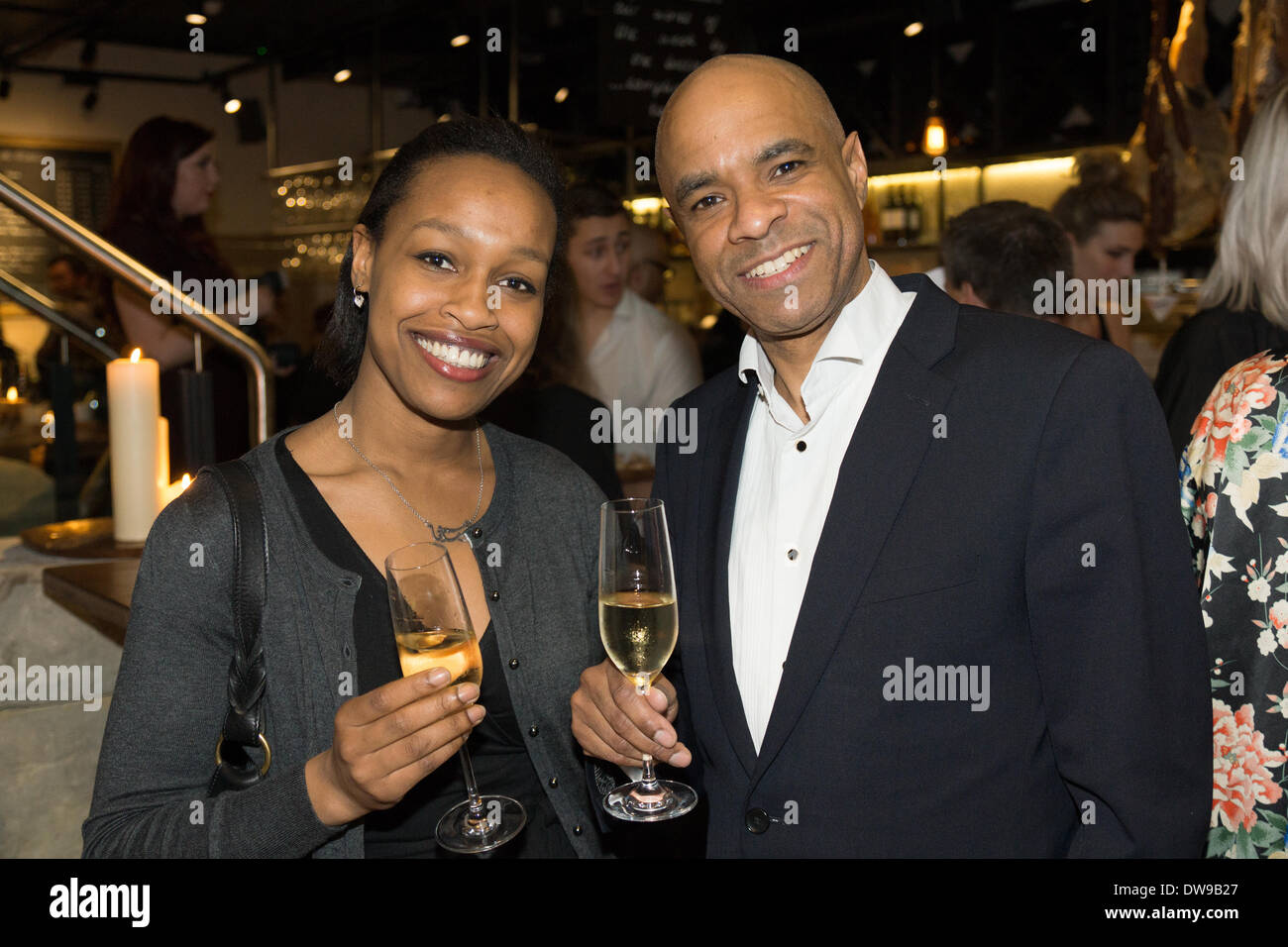 Oxford, Regno Unito. 3 Marzo, 2014. ITV News reporters Cary Johnston e Asana Greenstreet gustando un drink per celebrare l'apertura di Oxford della settimana della moda. La Oxford Fashion Week team, gli ospiti e i modelli celebrare una festa per il lancio del 2014 sfilate di moda in Oxford. Ospiti hanno avuto modo di godersi l'atmosfera del 1855 Wine Bar e 'Il Soggiorno' in Oxford. OFW eventi inizierà il 4 marzo e corrono attraverso il 9 marzo del 2014. Vincent Grieve/Alamy Live News Foto Stock