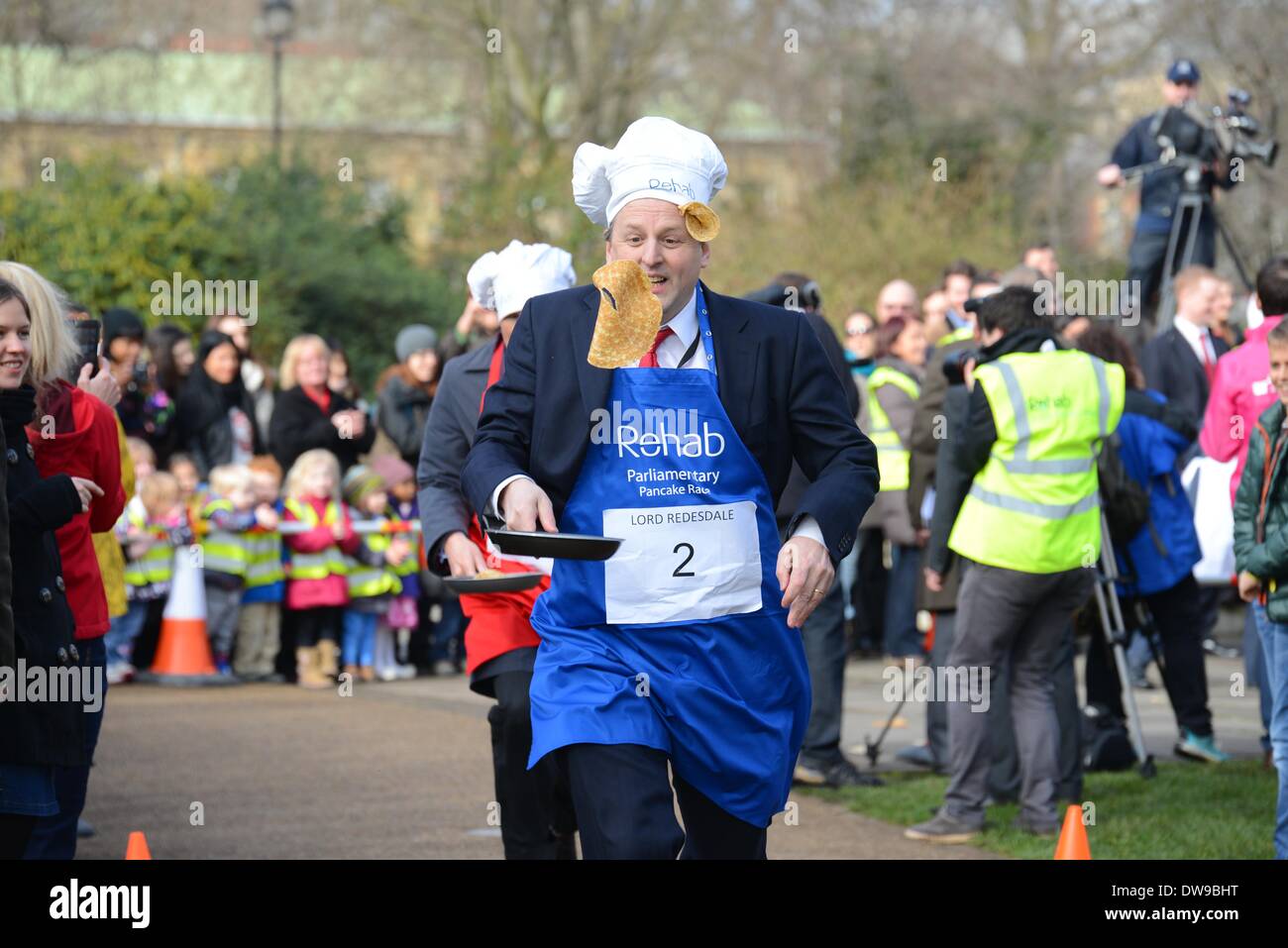 Londra Inghilterra, 4 marzo 2014 : Nina Hossain presenter il parlamentare Pancake Race 2014 la raccolta di fondi e la sensibilizzazione per le lesioni cerebrali carità Rehab Regno unito alla torre di Victoria Gardens di Westminster. Credito: Vedere Li/Alamy Live News Foto Stock