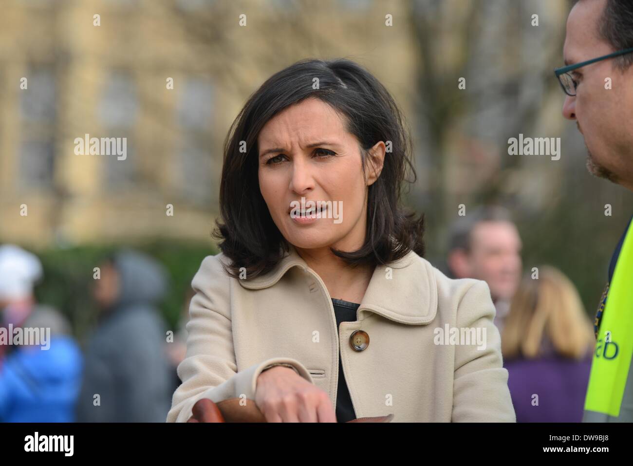 Londra Inghilterra, 4 marzo 2014 : ITN La Nina presenta Hossain xvii parlamentare annuale gara di Pancake acclamava i bambini. Foto di vedere Li/Alamy Live News Foto Stock