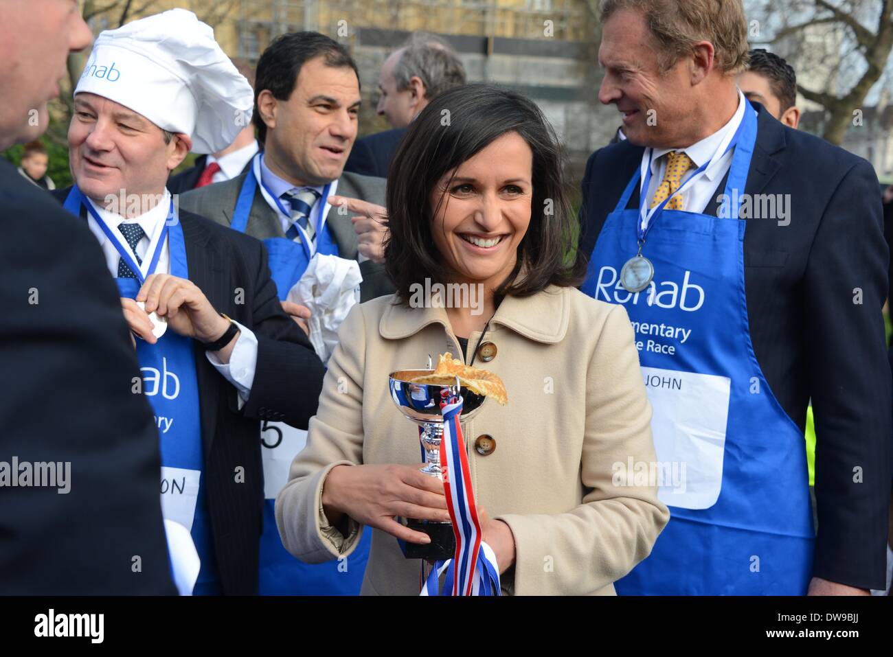 Londra Inghilterra, 4 marzo 2014 : ITN La Nina presenta Hossain xvii parlamentare annuale gara di Pancake acclamava i bambini. Foto di vedere Li/Alamy Live News Foto Stock