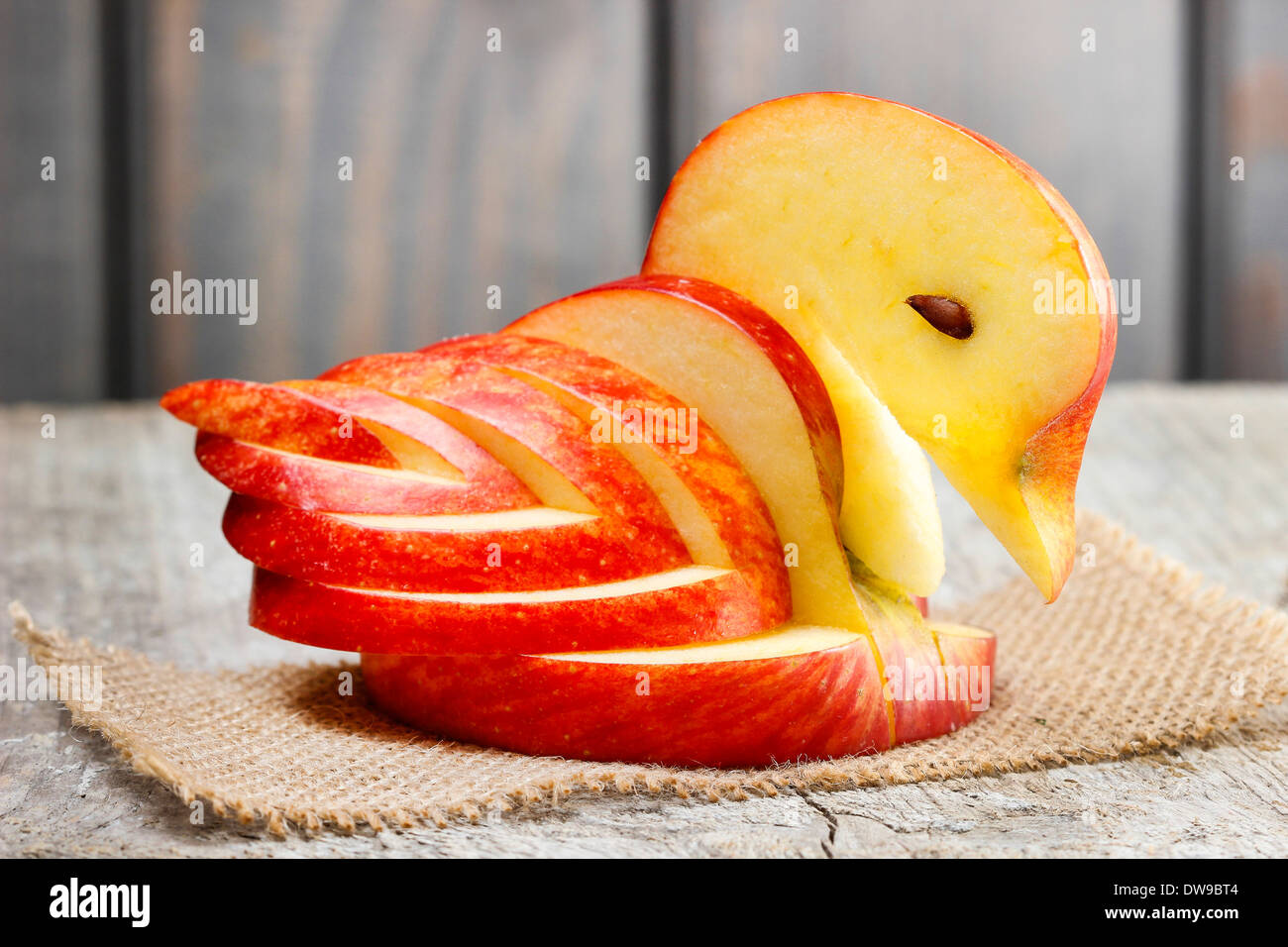 Apple Swan. Decorazione fatta di frutta fresca.Apple Swan. Decorazione fatta di frutta fresca. Foto Stock