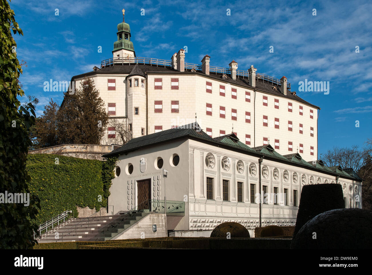 Vista del Rinascimento il castello di Ambras, nei pressi di Innsbruck, in Austria il 28 dicembre 2009. Foto Stock