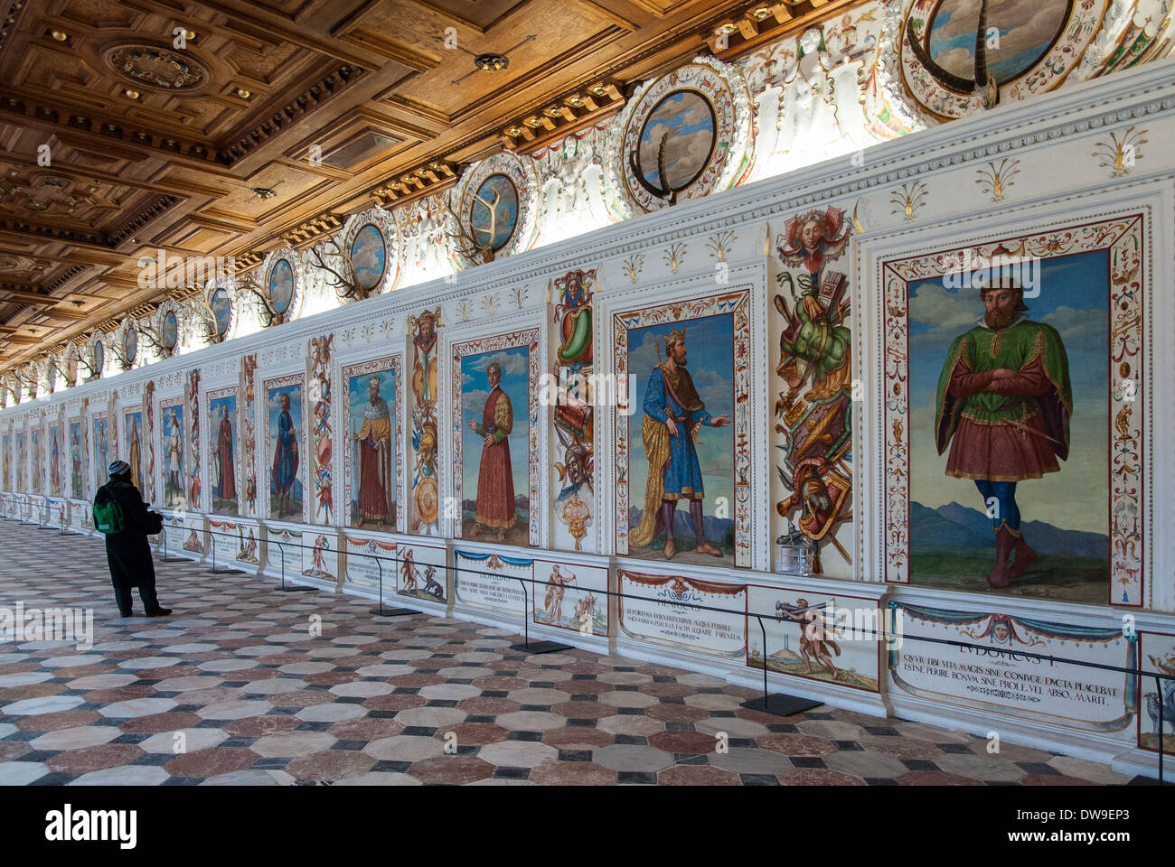 Un non identificato visite turistiche La Sala Spagnola del Rinascimento il castello di Ambras, vicino a Innsbruck, Austria, il 28 dicembre 2009. Foto Stock