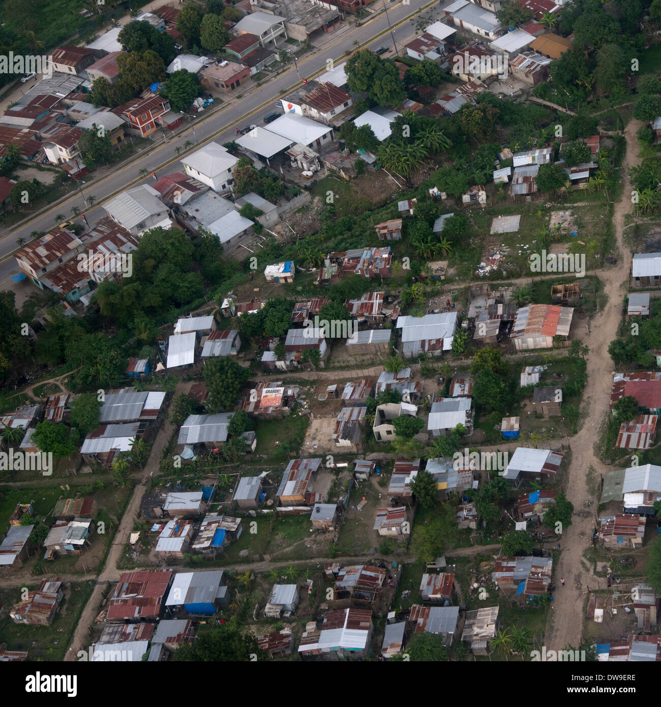 Vista aerea di una città e isole di Bay, Honduras Foto Stock