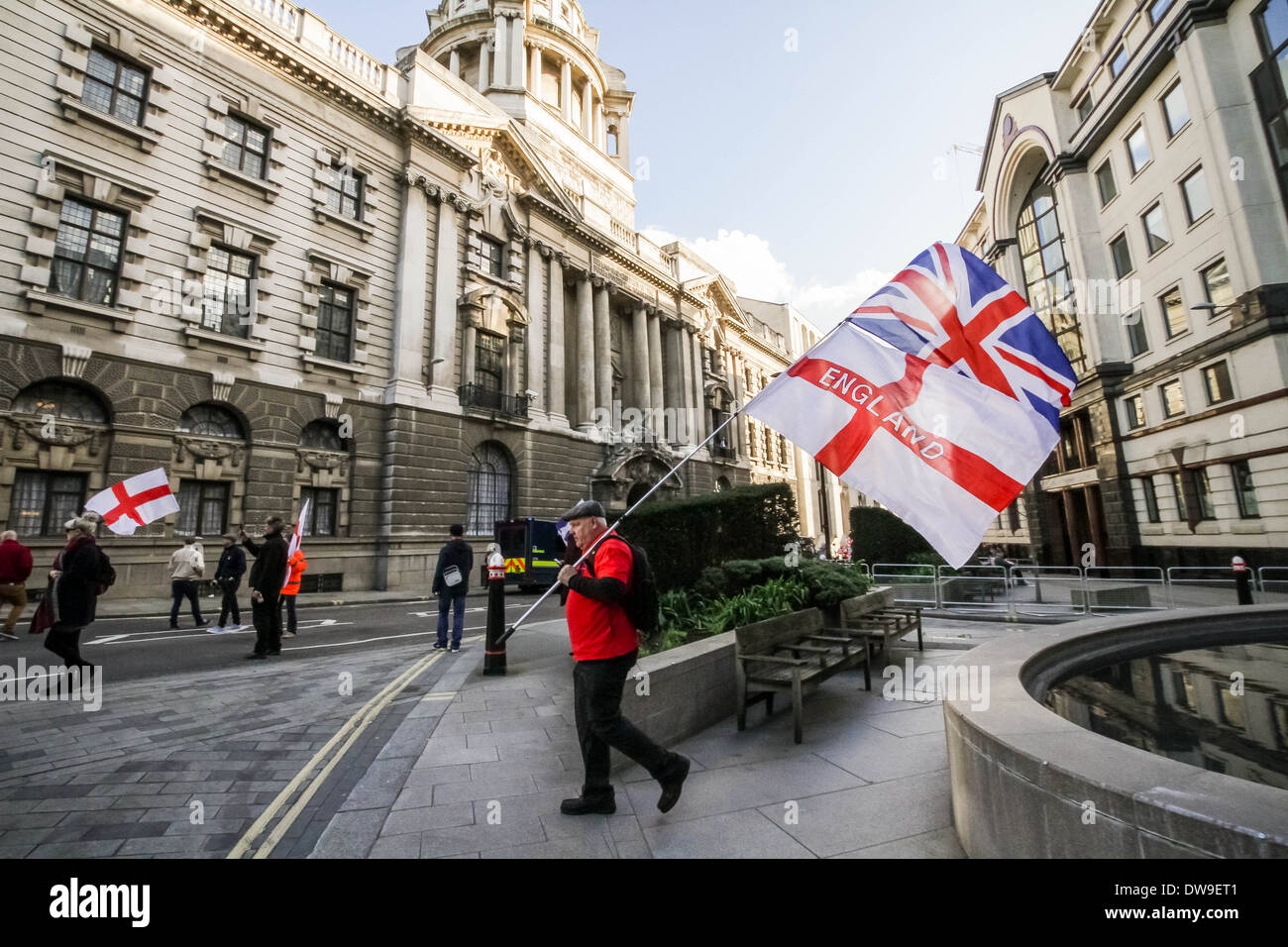I membri dei gruppi di estrema destra tra cui l'EDL, BNP e Gran Bretagna prima dimostrare al di fuori di Old Bailey Court a Londra. Foto Stock