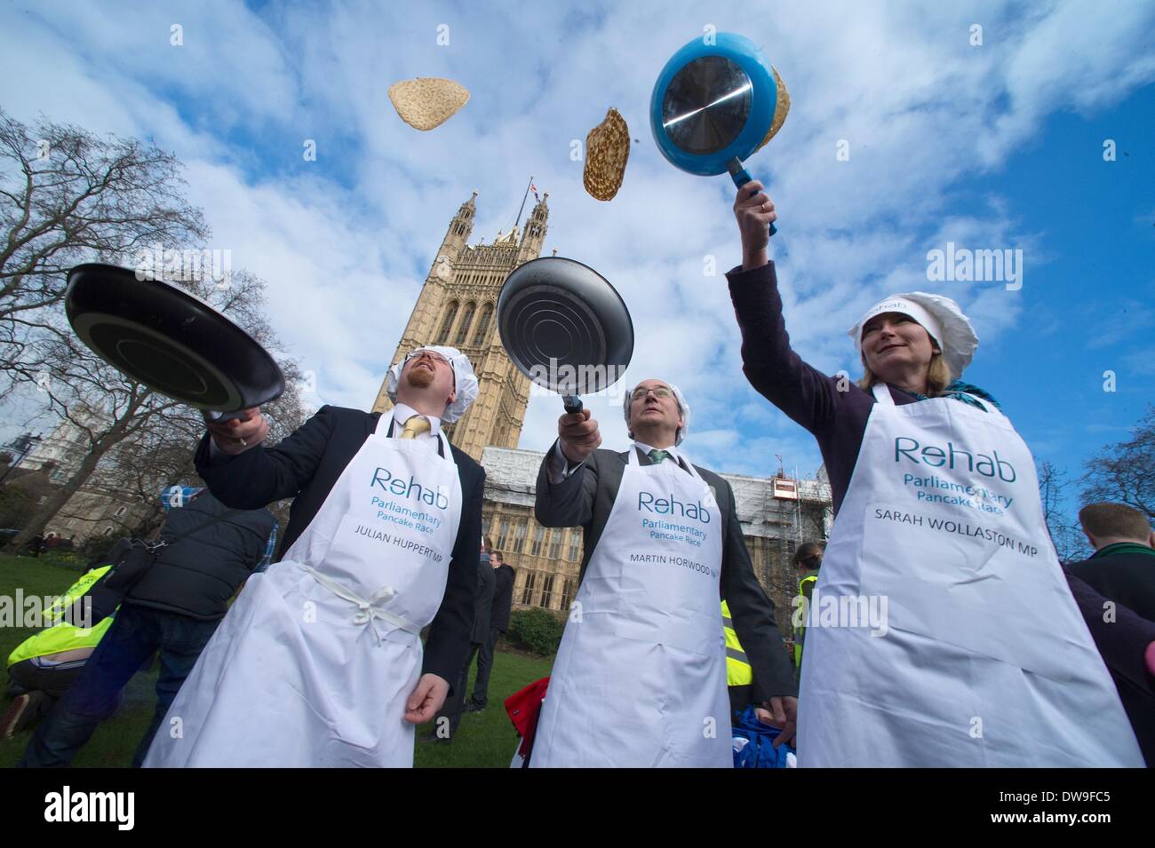 Londra, UK, Regno Unito. 4 Mar 2014. La frittella parlamentare gara si tenne accanto al case del Parlamento il Martedì Grasso la raccolta di fondi per la carità Rehab. Politici e deputati e la pressa si lancia le frittelle in aria e la loro cattura mentre si esegue un breve corso di gara. La House of Lords ha vinto la gara di questo anni gara. Credito: Gail Orenstein/ZUMAPRESS.com/Alamy Live News Foto Stock