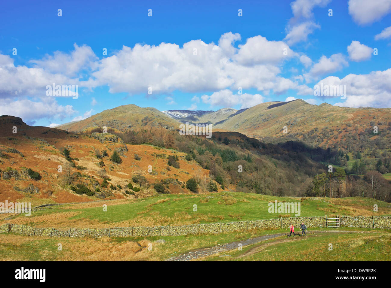 Il Fairfield Horseshoe da Loughrigg Fell, con due escursionisti, Parco Nazionale del Distretto dei Laghi, Cumbria, England Regno Unito Foto Stock