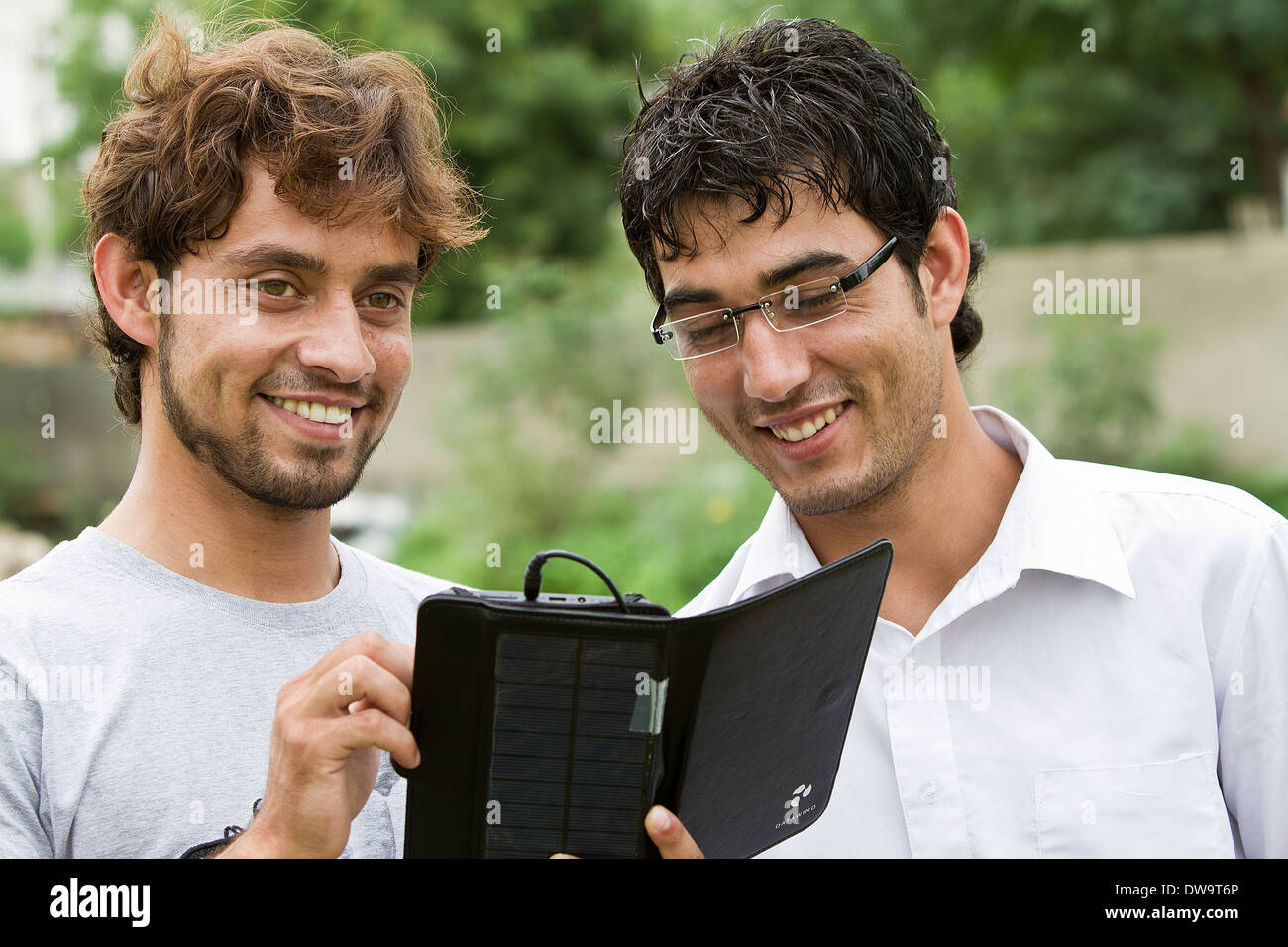 Afghan studenti usando un solare tablet Foto Stock