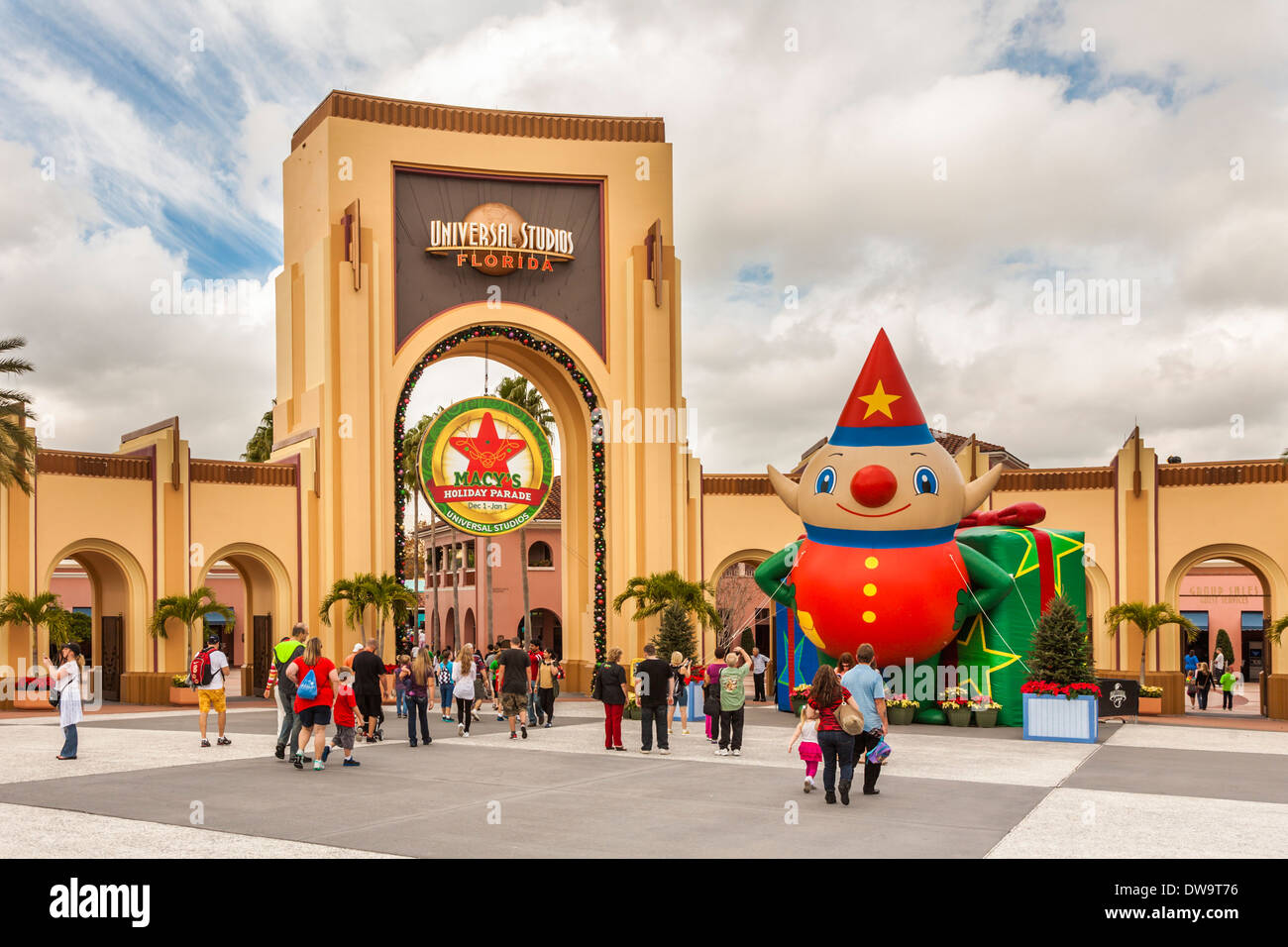 Arco in ingresso agli Universal Studios il parco a tema di Orlando, in Florida, decorato per la stagione di festa di Natale Foto Stock