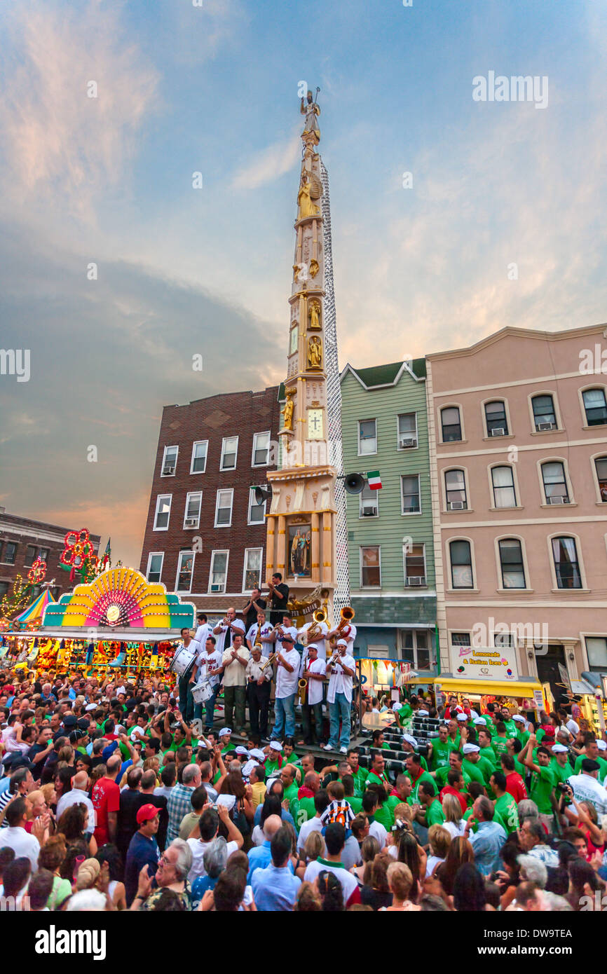 Festa Del Giglio, tradizionale cerimonia napoletana, Williamsburg, Brooklyn, New York City Foto Stock
