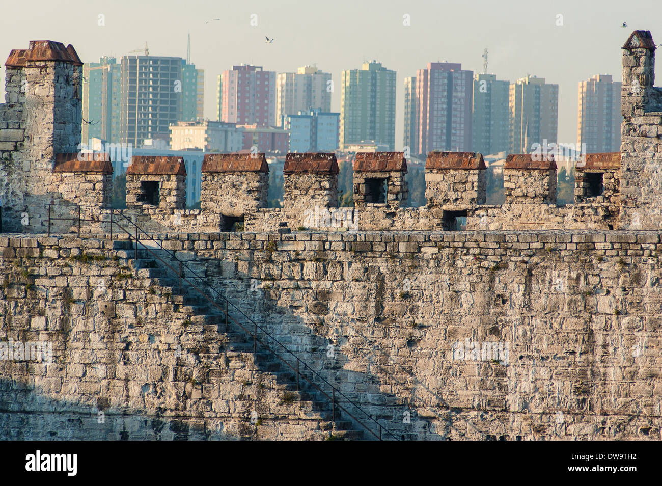 Citywalls antichi e moderni edifici ad Istanbul in Turchia Foto Stock
