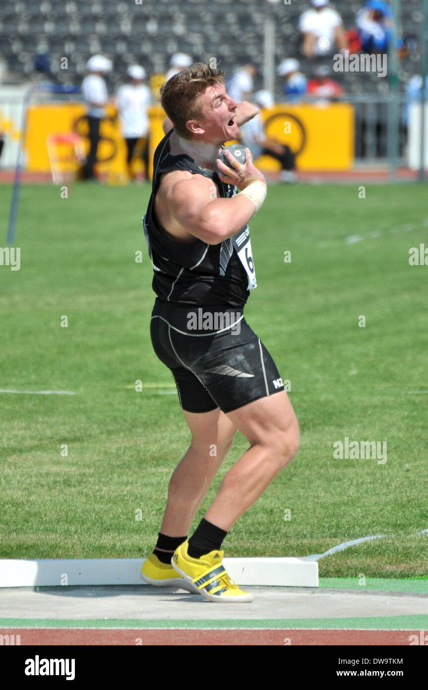 Matteo Bloxham dalla Nuova Zelanda esegue il colpo messo durante il 2013 la IAAF Junior World Championships Foto Stock