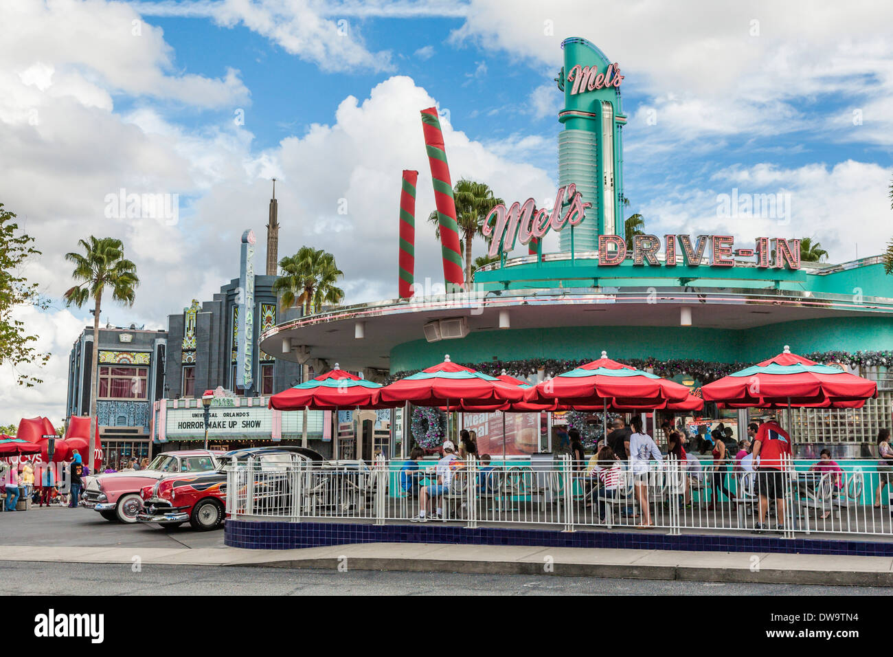 Classic 50s di vetture alla replica della Mel's ristorante Drive-In presso gli Universal Studios, il parco a tema di Orlando, Florida Foto Stock