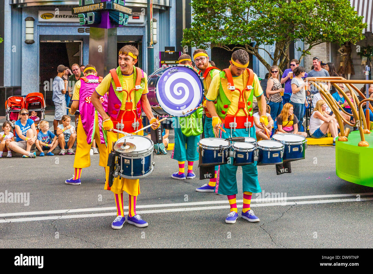 Percussioni musicisti suonano per gli ospiti del parco durante la sfilata presso gli Universal Studios, il parco a tema di Orlando, Florida Foto Stock