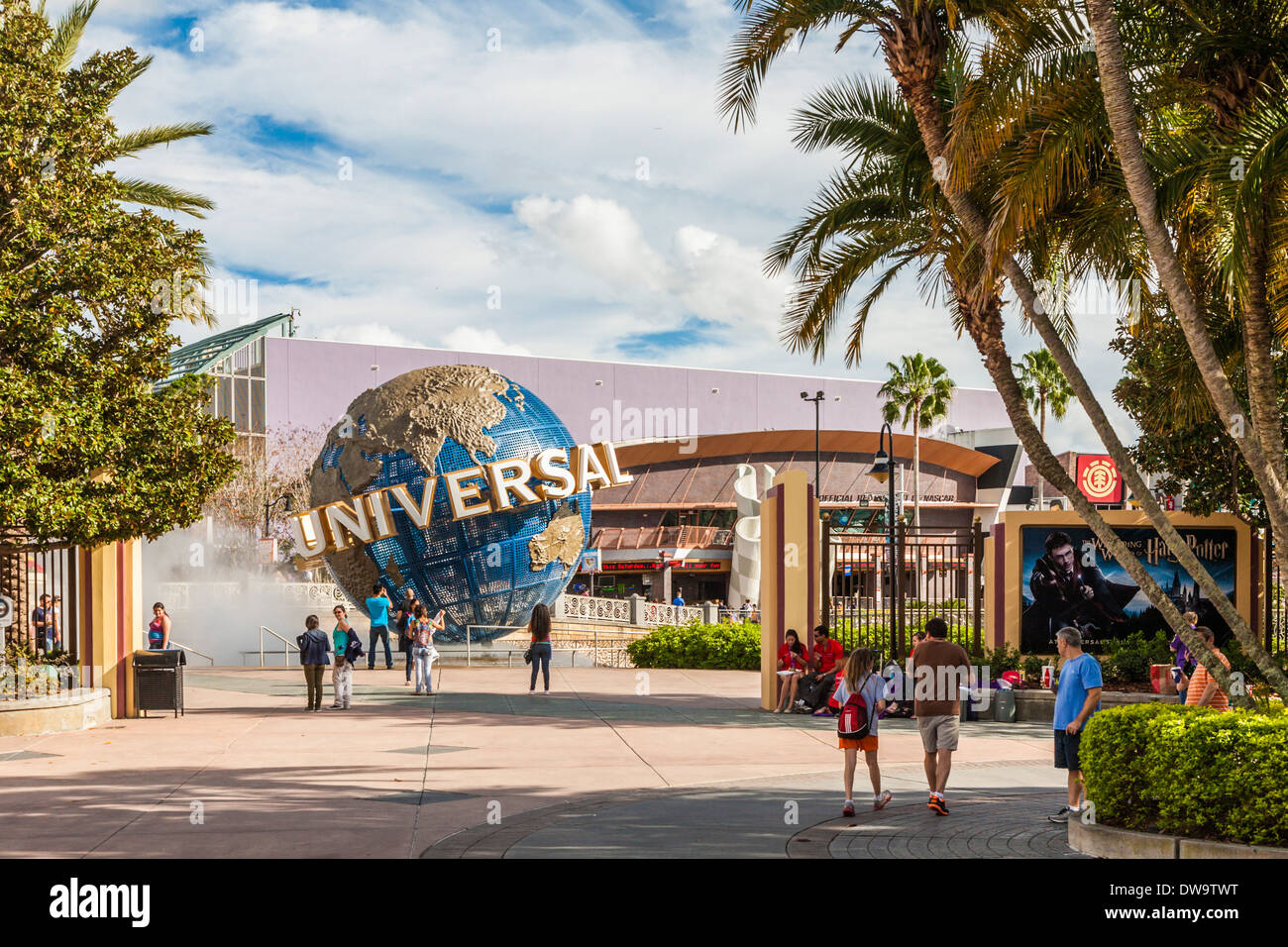 Gli ospiti del parco sosta per scattare foto dei mitici globo universale nei pressi dell'ingresso agli Universal Studios il parco a tema di Orlando Foto Stock