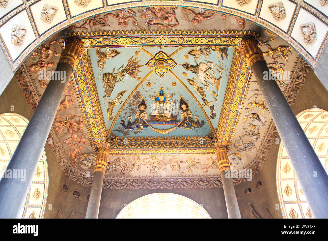 Soffitto dipinto murale di arco Patuxai monumento in Vientiane, Laos Foto Stock