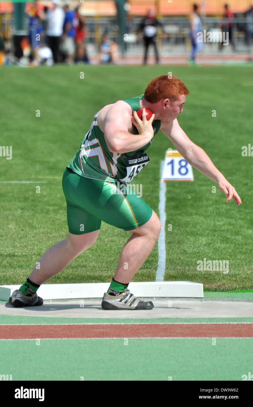 John Kelly esegue il colpo messo durante il 2013 la IAAF Junior World Championships su 12-14 luglio, 2013 a Donetsk, Ucraina Foto Stock