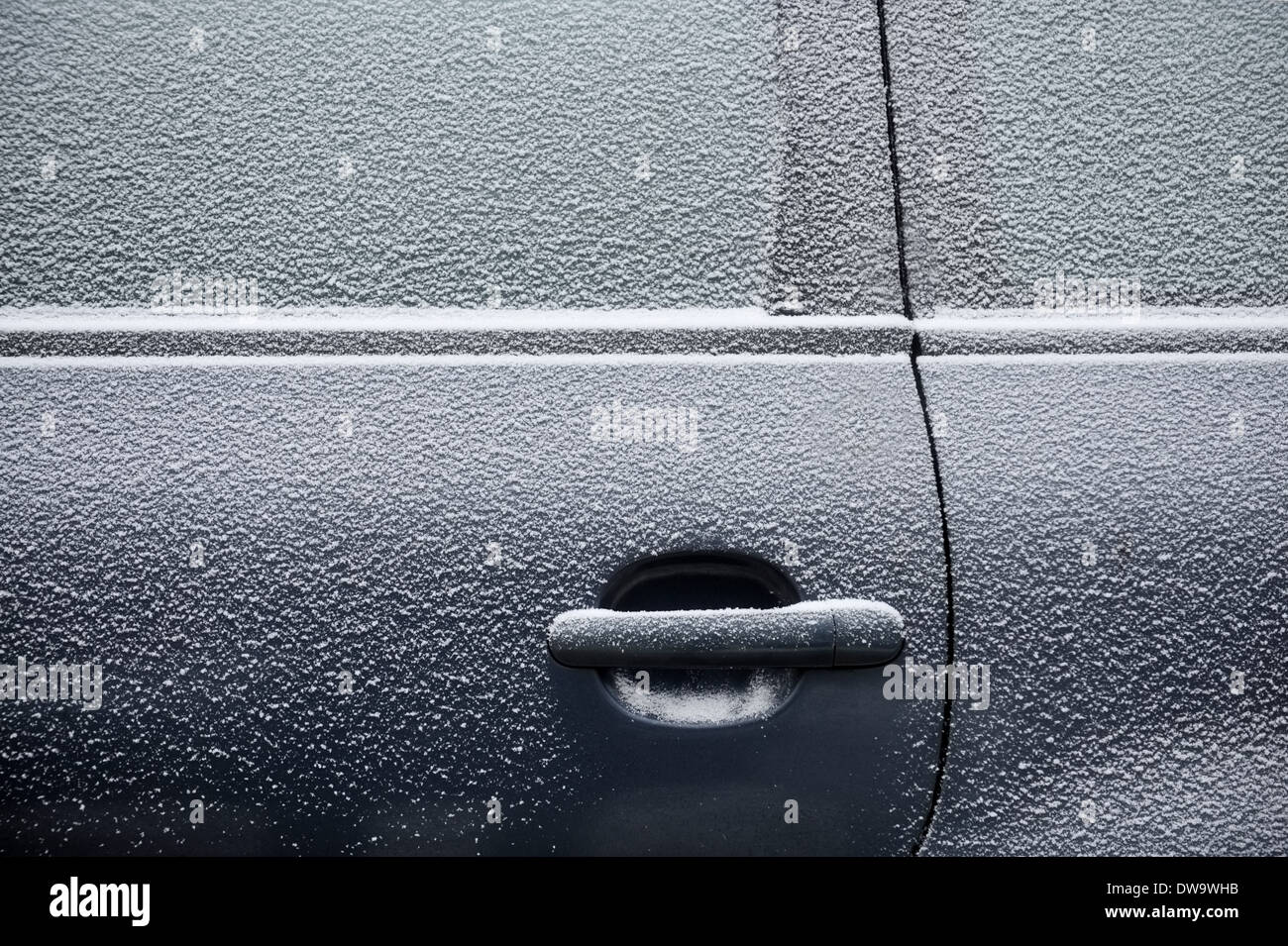 Porta auto coperto con uno strato sottile di neve fresca Foto Stock