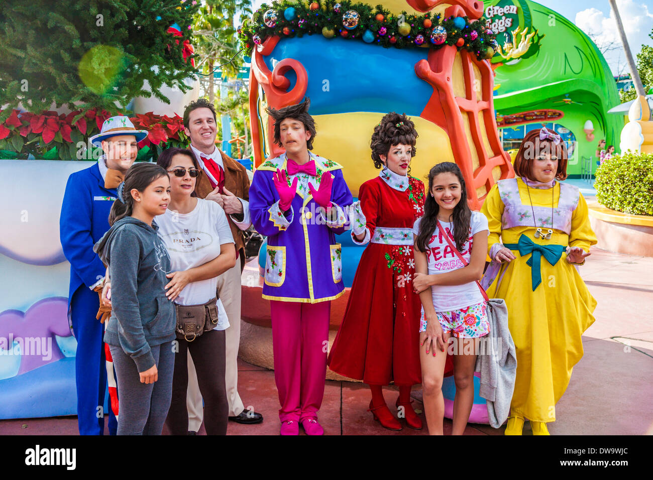 Famiglia pone per le foto con i caratteri da Whoville in Seuss Landing presso gli Universal Studios Islands of Adventure di Orlando Foto Stock