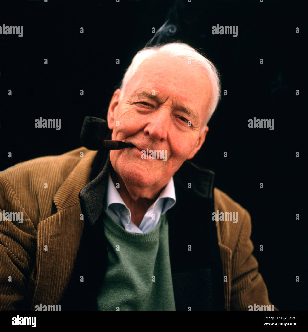 Ritratto del lavoro MP Tony Benn (Anthony Wedgwood Benn) fumare la pipa presso il Festival di fieno nel 2007 Wales UK KATHY DEWITT Foto Stock