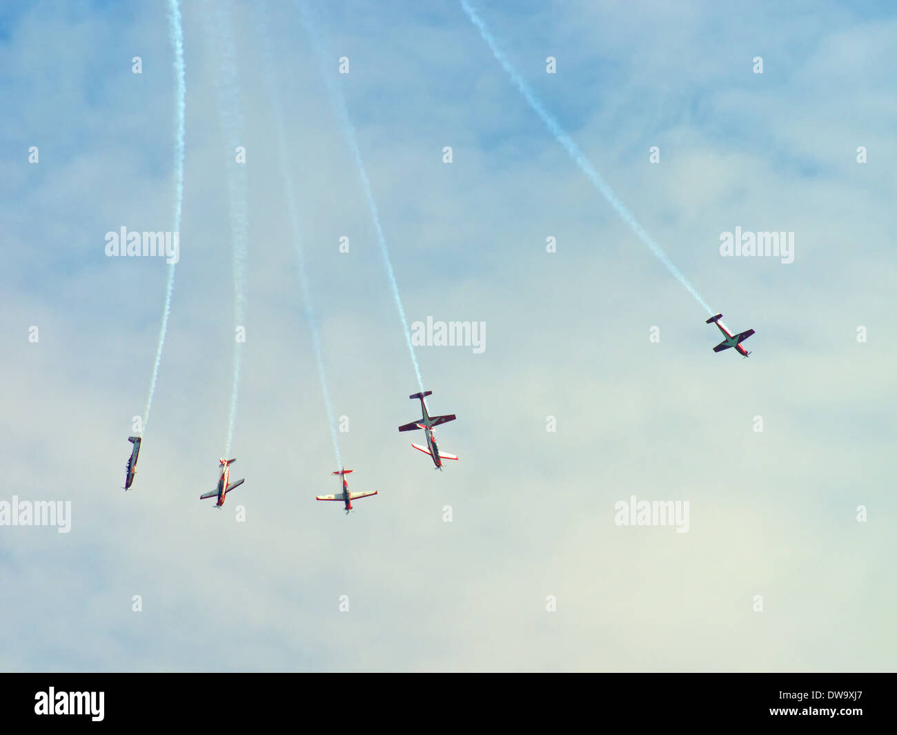 Il TNI-AU Giove Aerobatic Team effettuando al 2014 Singapore Airshow, battenti coreano KT-1 trainer di base piano turboelica Foto Stock