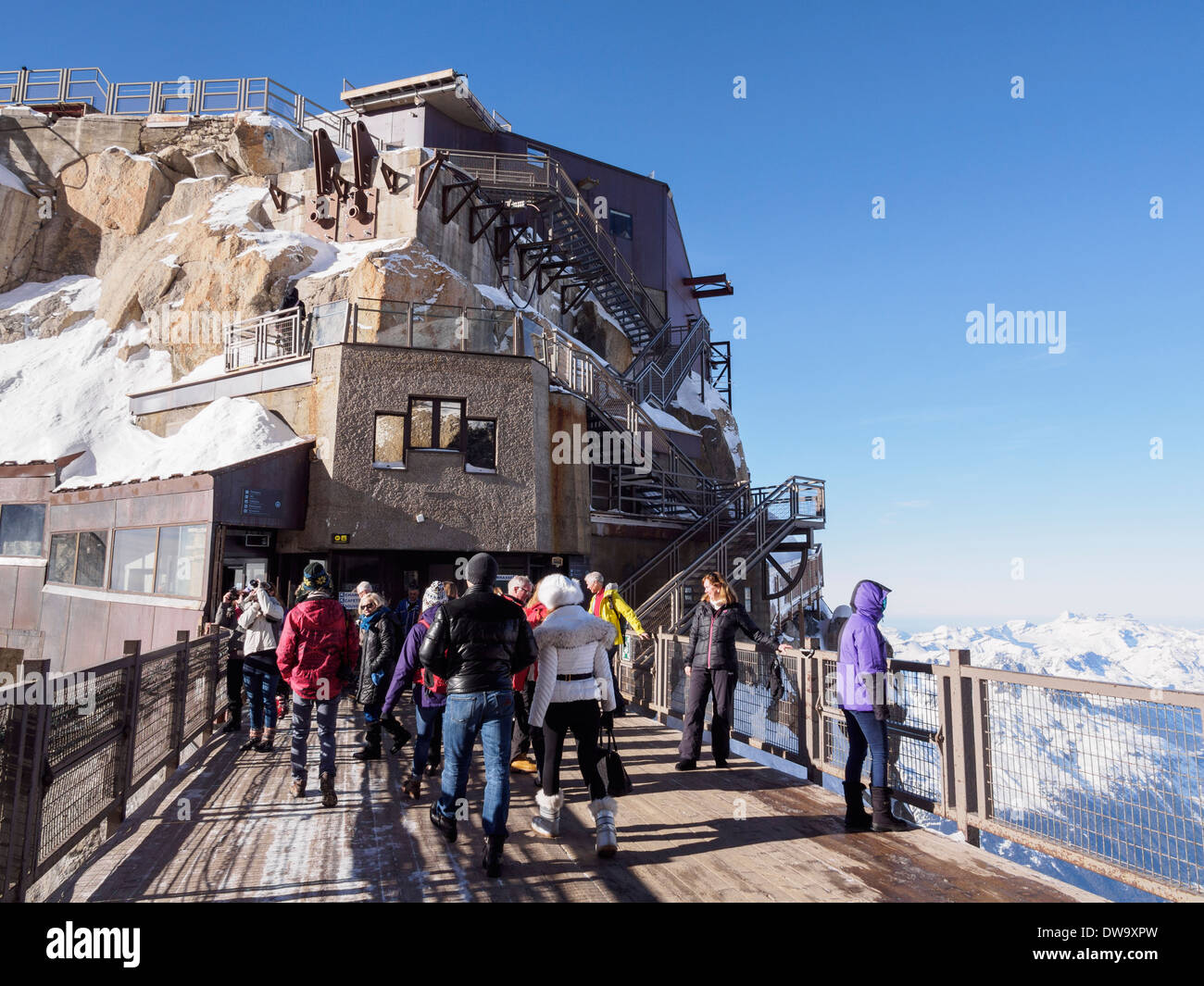La gente sul ponte della piattaforma di visualizzazione a Aiguille du Midi top téléphérique stazione della funivia. Chamonix-Mont-Blanc Rhone-Alpes Francia Foto Stock