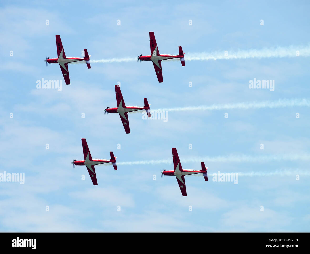 Il TNI-AU Giove Aerobatic Team effettuando al 2014 Singapore Airshow, battenti coreano KT-1 trainer di base piano turboelica Foto Stock
