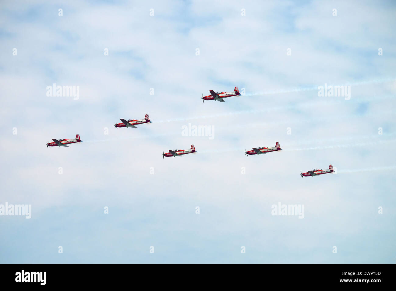 Il TNI-AU Giove Aerobatic Team effettuando al 2014 Singapore Airshow, battenti coreano KT-1 trainer di base piano turboelica Foto Stock