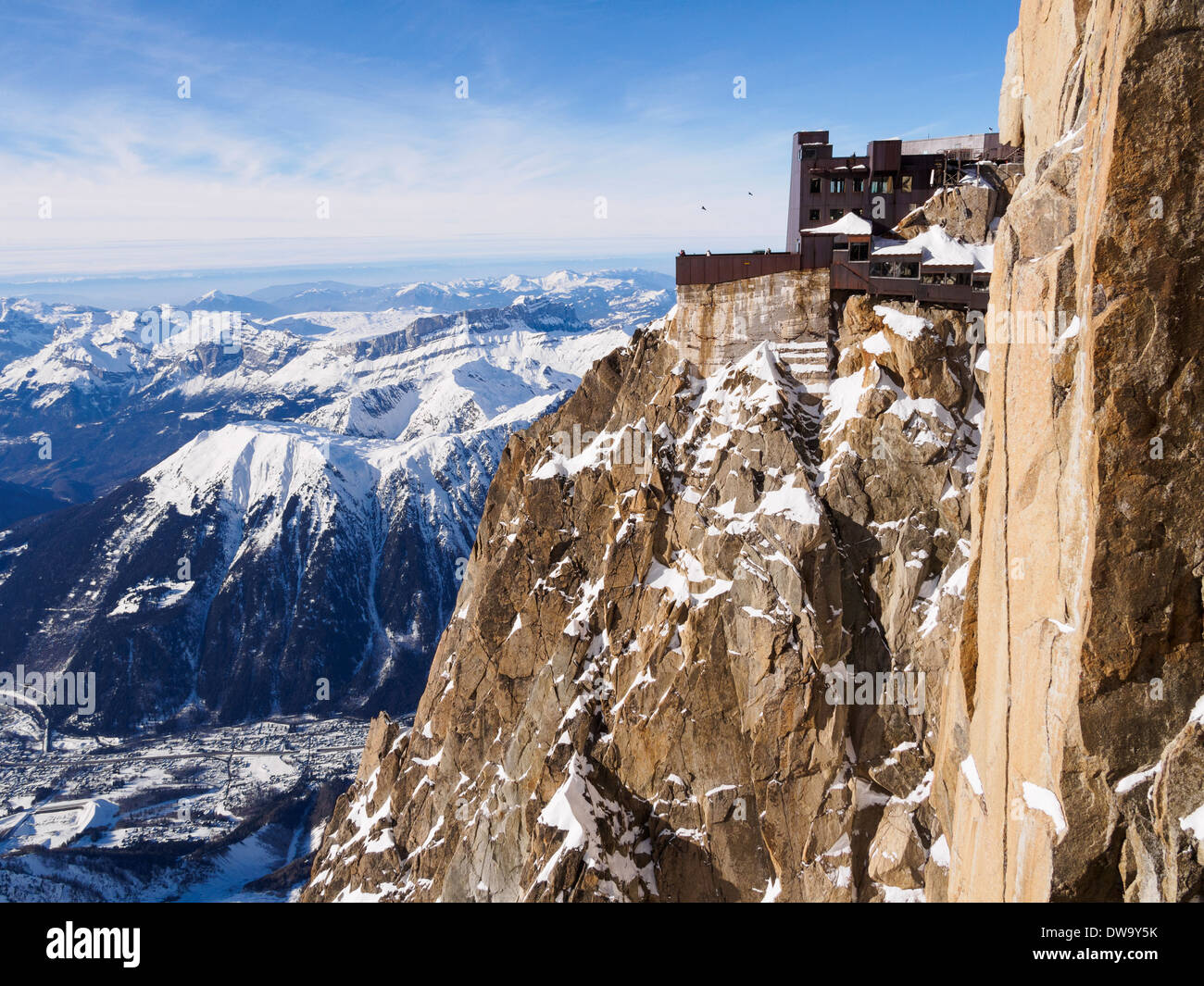 Aiguille du Midi téléphérique superiore funivia stazione in Alpi francesi sopra Chamonix-Mont-Blanc, Haute Savoie, Rhone-Alpes, Francia Foto Stock