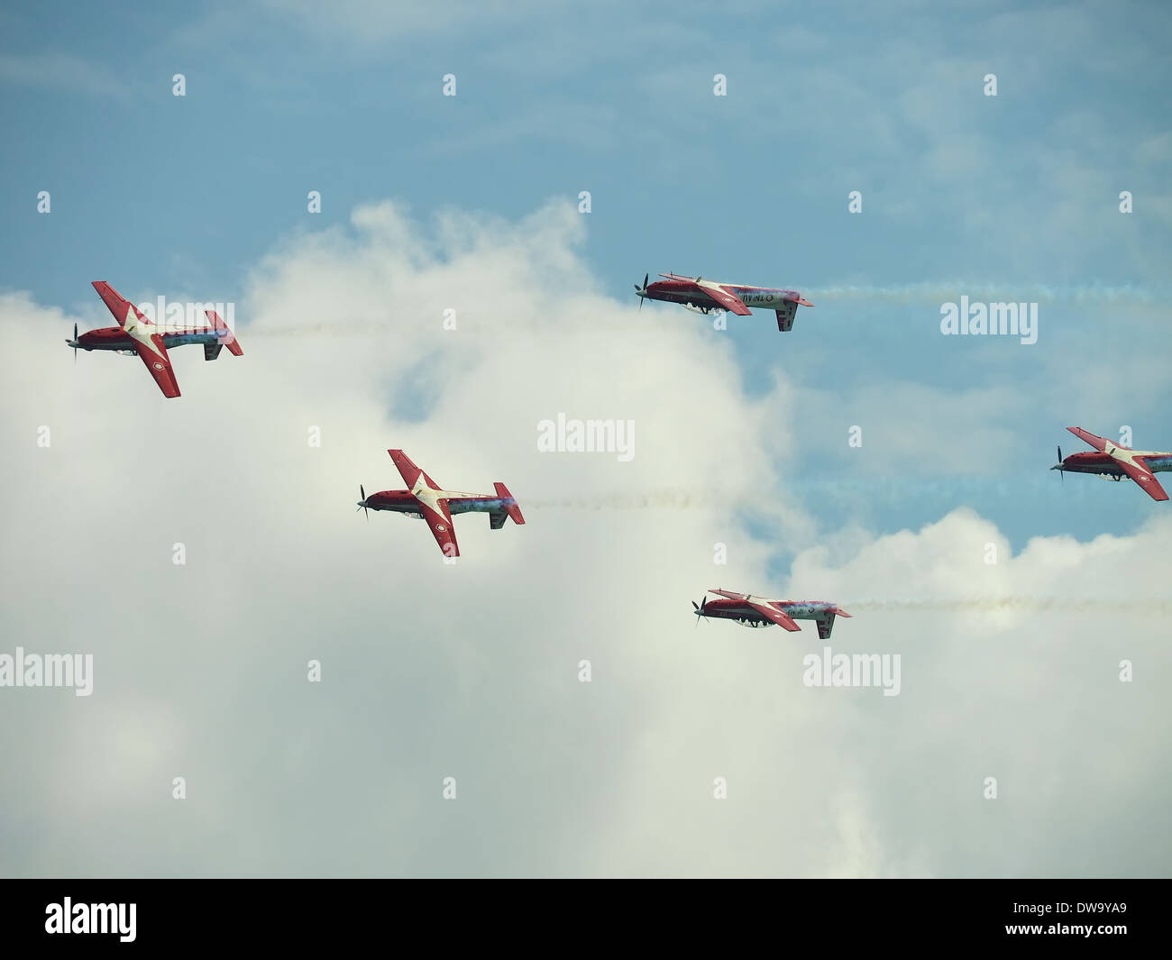 Il TNI-AU Giove Aerobatic Team effettuando al 2014 Singapore Airshow, battenti coreano KT-1 trainer di base piano turboelica Foto Stock
