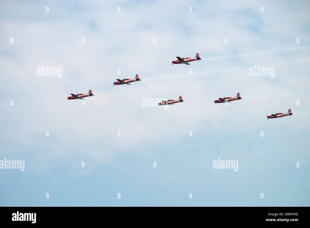 Il TNI-AU Giove Aerobatic Team effettuando al 2014 Singapore Airshow, battenti coreano KT-1 trainer di base piano turboelica Foto Stock