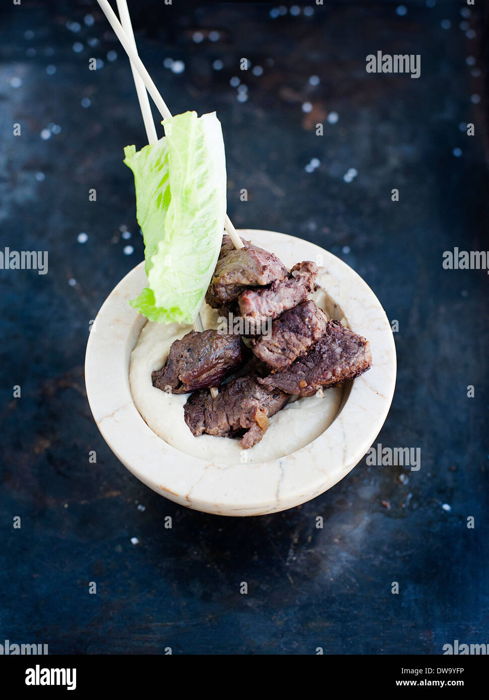 La carne su spiedini con lattuga Foto Stock
