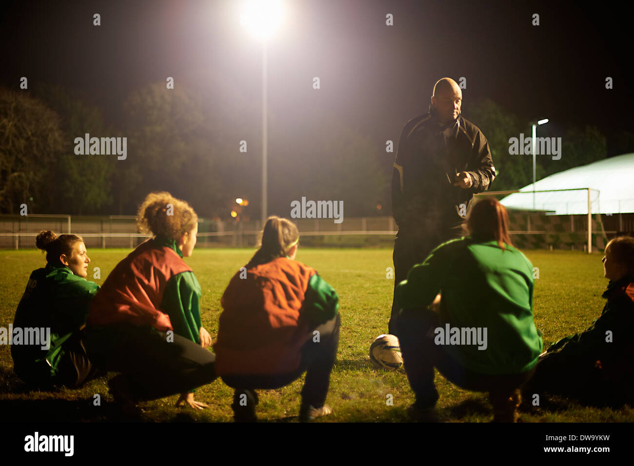 Briefing Coach i giocatori di calcio sul campo Foto Stock