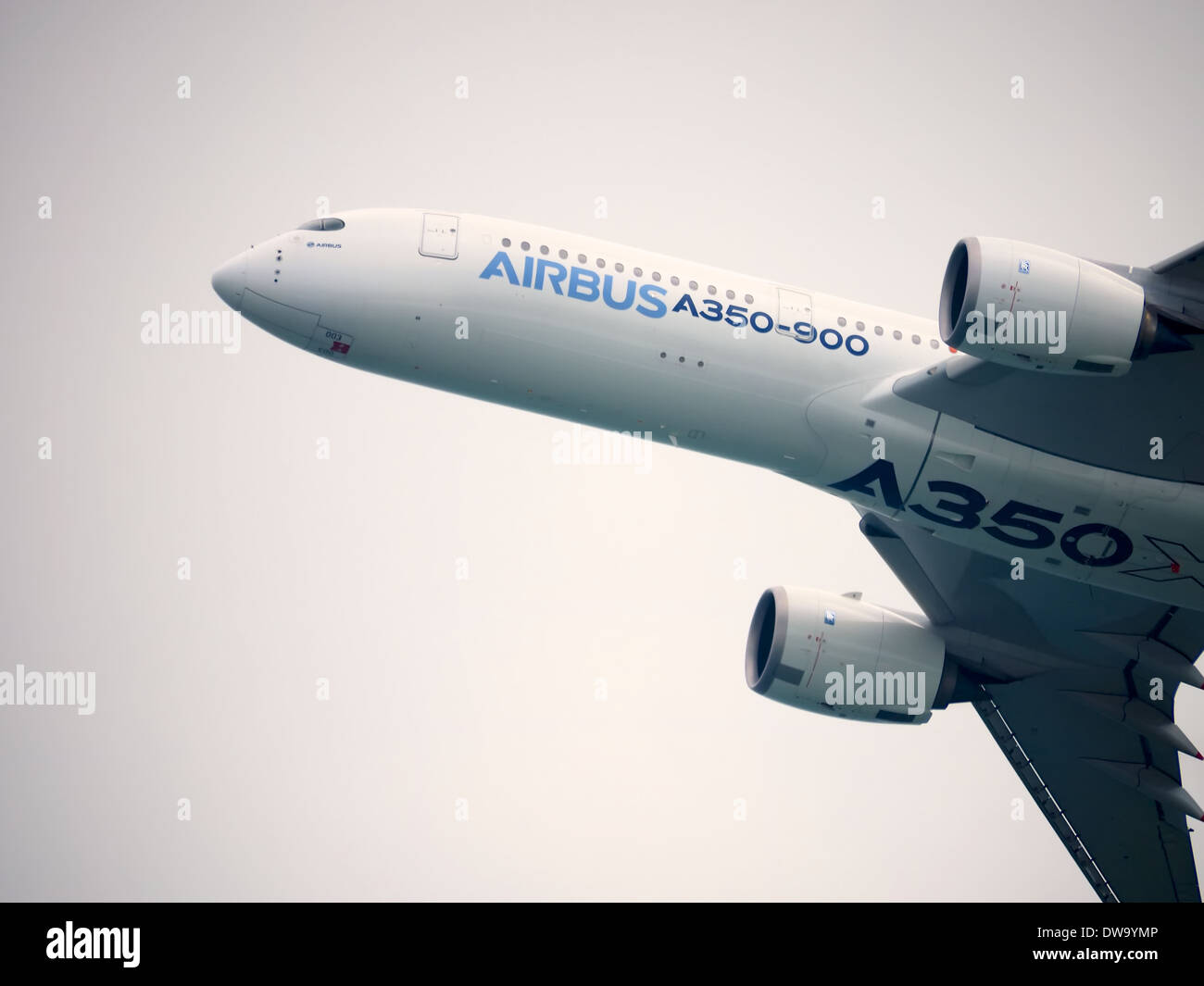 L'Airbus A350 XVB facendo una dimostrazione dell'antenna al 2014 Singapore Airshow, il Centro Fieristico Changi Foto Stock