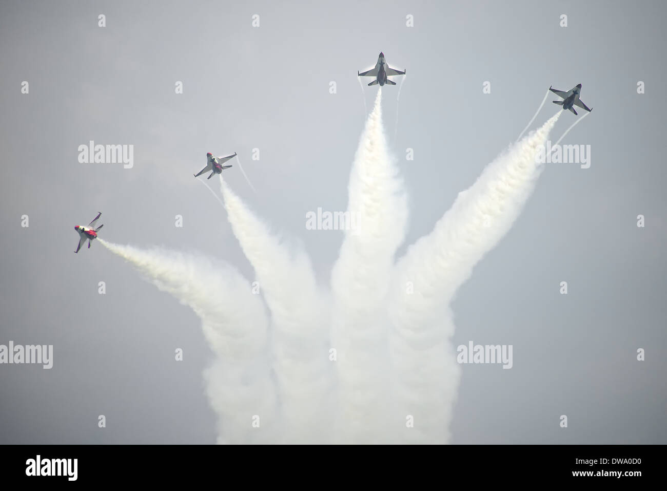 RSAF Cavalieri Neri coinvolgente i visitatori al Singapore Airshow con la loro morte sfidando ad alta precisione di acrobazia aerea si sposta Foto Stock