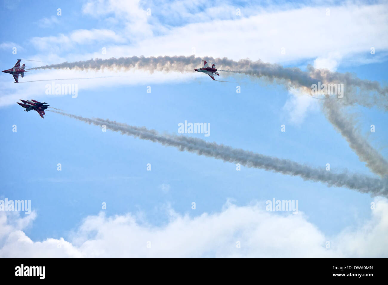 RSAF Cavalieri Neri coinvolgente i visitatori al Singapore Airshow con la loro morte sfidando ad alta precisione di acrobazia aerea si sposta Foto Stock