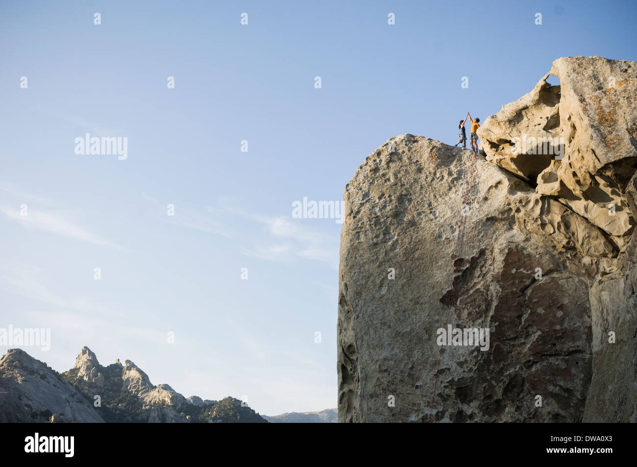 Il maschio, femmina e gli alpinisti sulla cima di 'Tribal' dei confini 5.10a - Flaming Rock, città di roccia, Idaho, Stati Uniti d'America Foto Stock