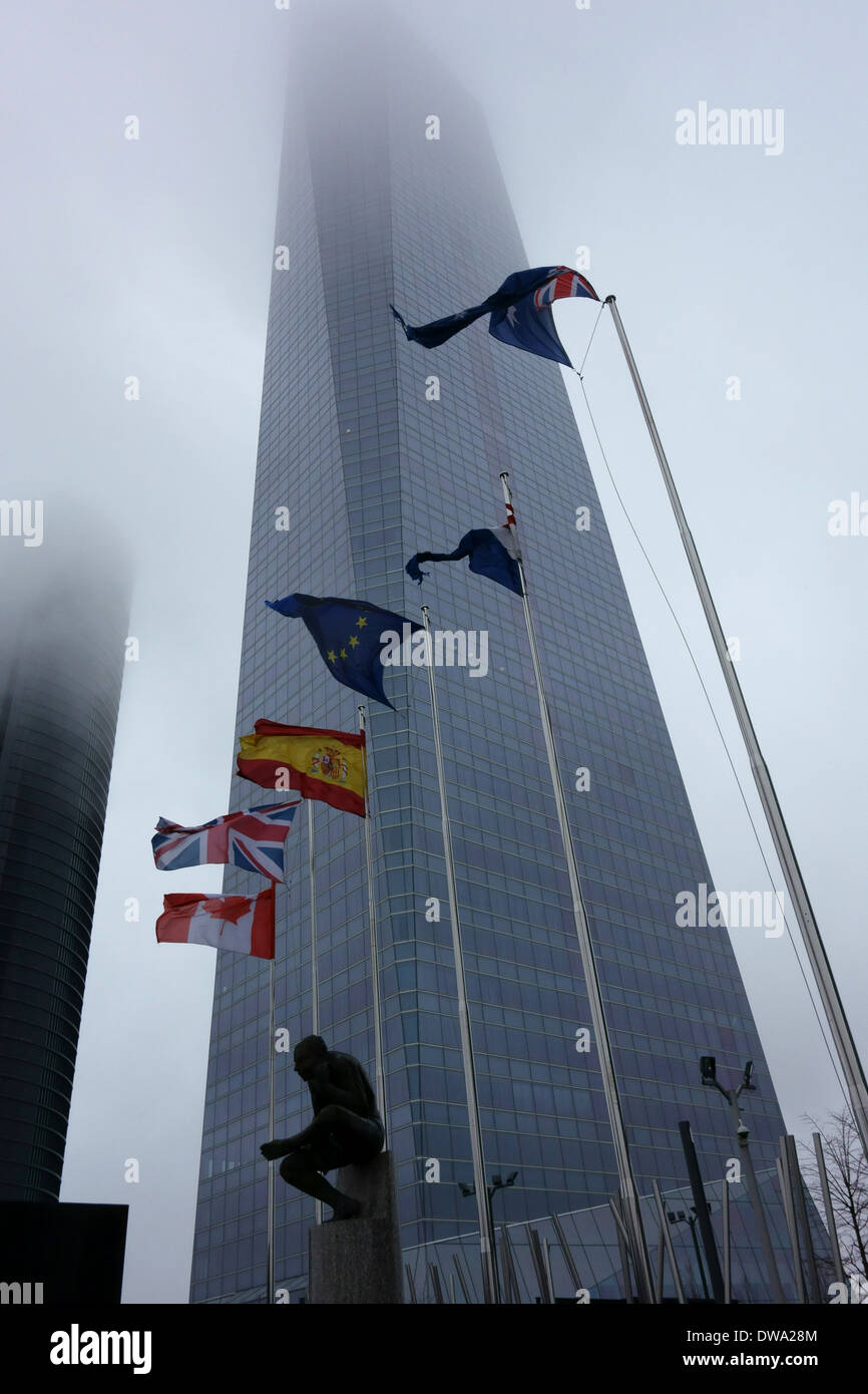 "Cuatro Torres' quartiere degli affari di Madrid in Spagna avvolto nella nube bassa Foto Stock