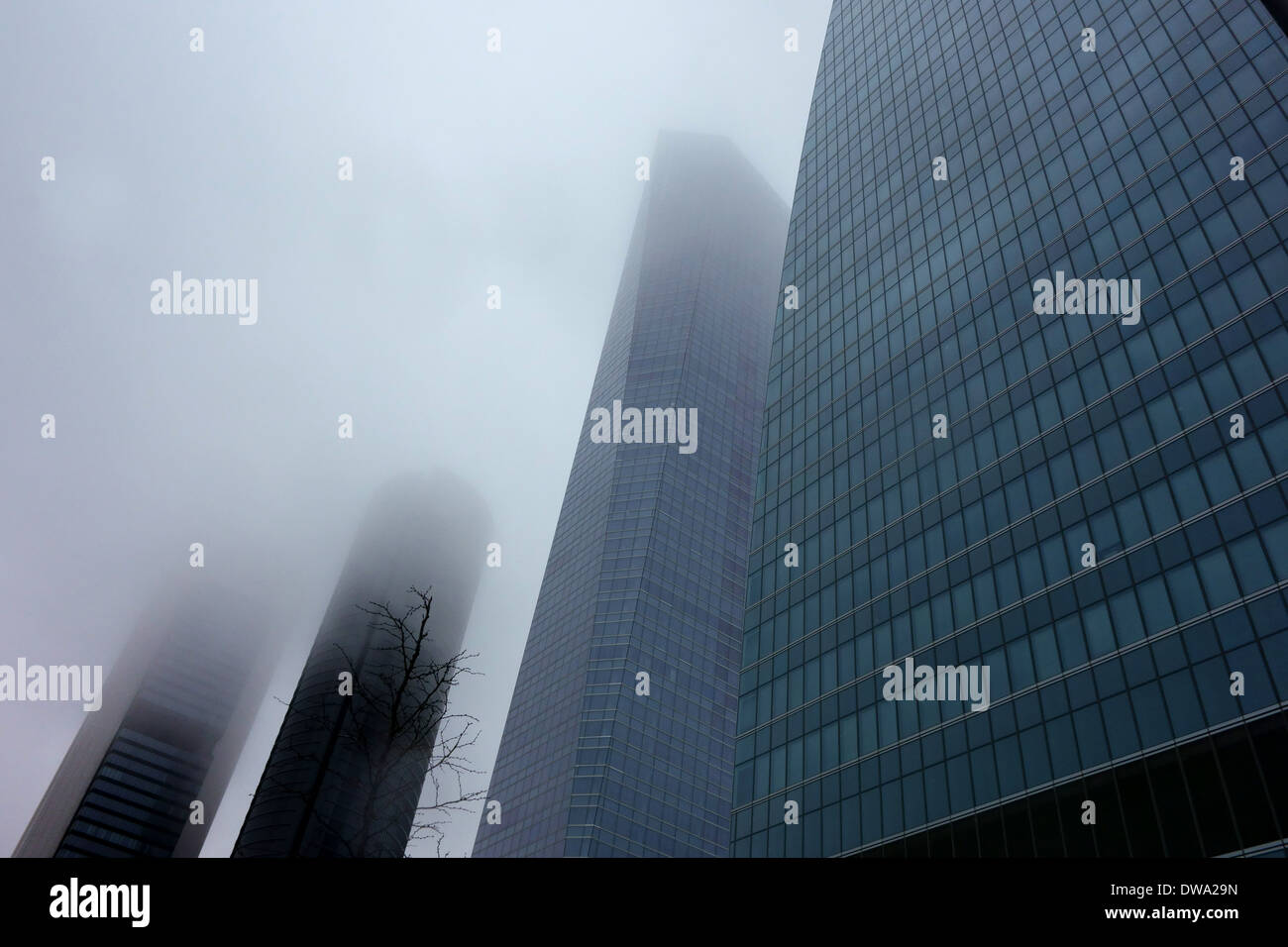 "Cuatro Torres' quartiere degli affari di Madrid in Spagna avvolto nella nube bassa Foto Stock