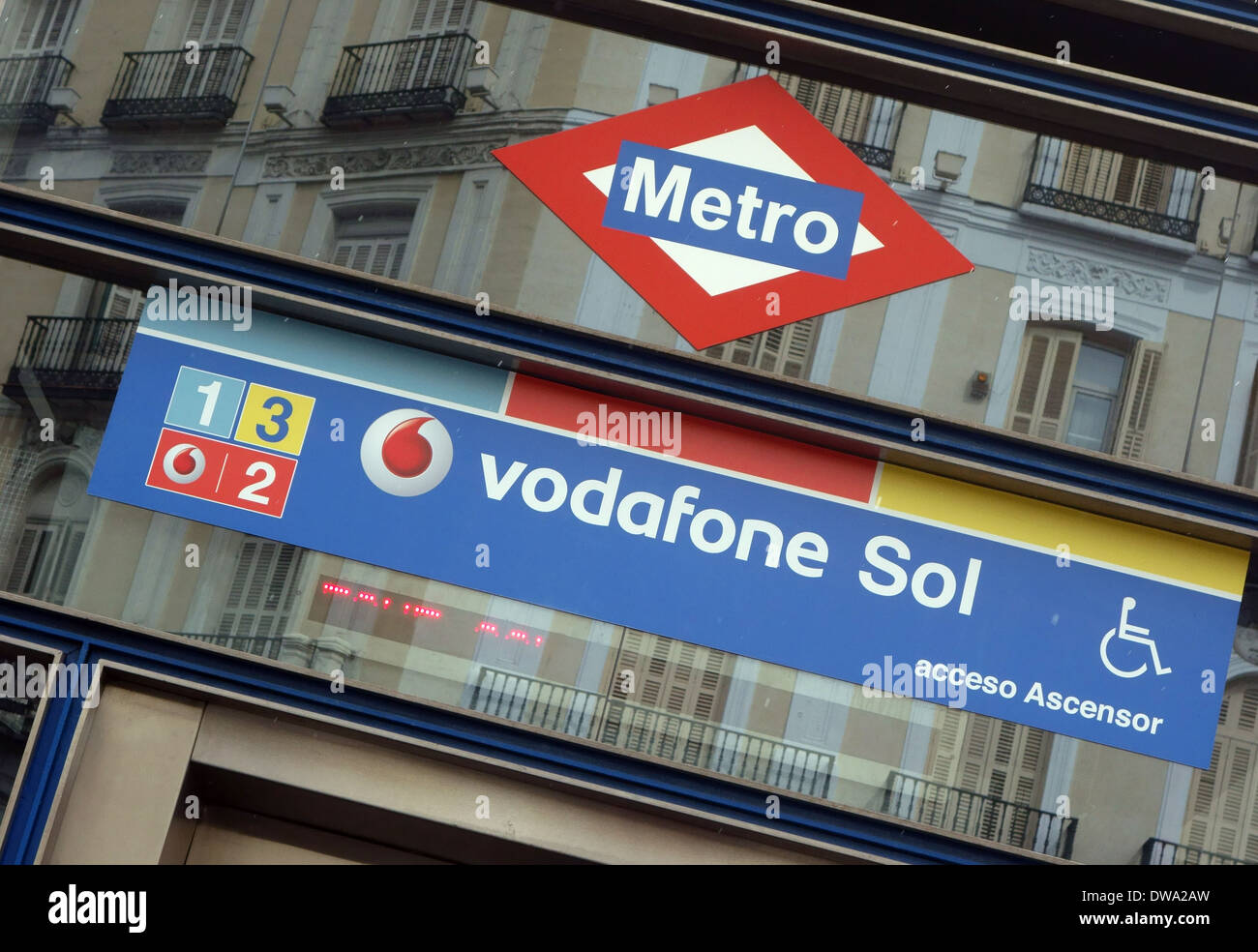 La stazione della metropolitana di Sol a Madrid, Spagna sponsorizzato da Vodafone Foto Stock