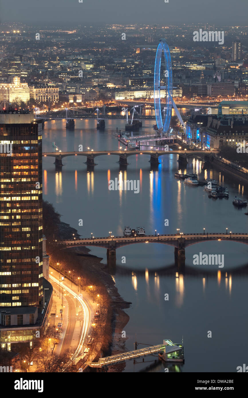 Vista aerea del Tamigi e al London Eye di notte, Londra, Regno Unito Foto Stock