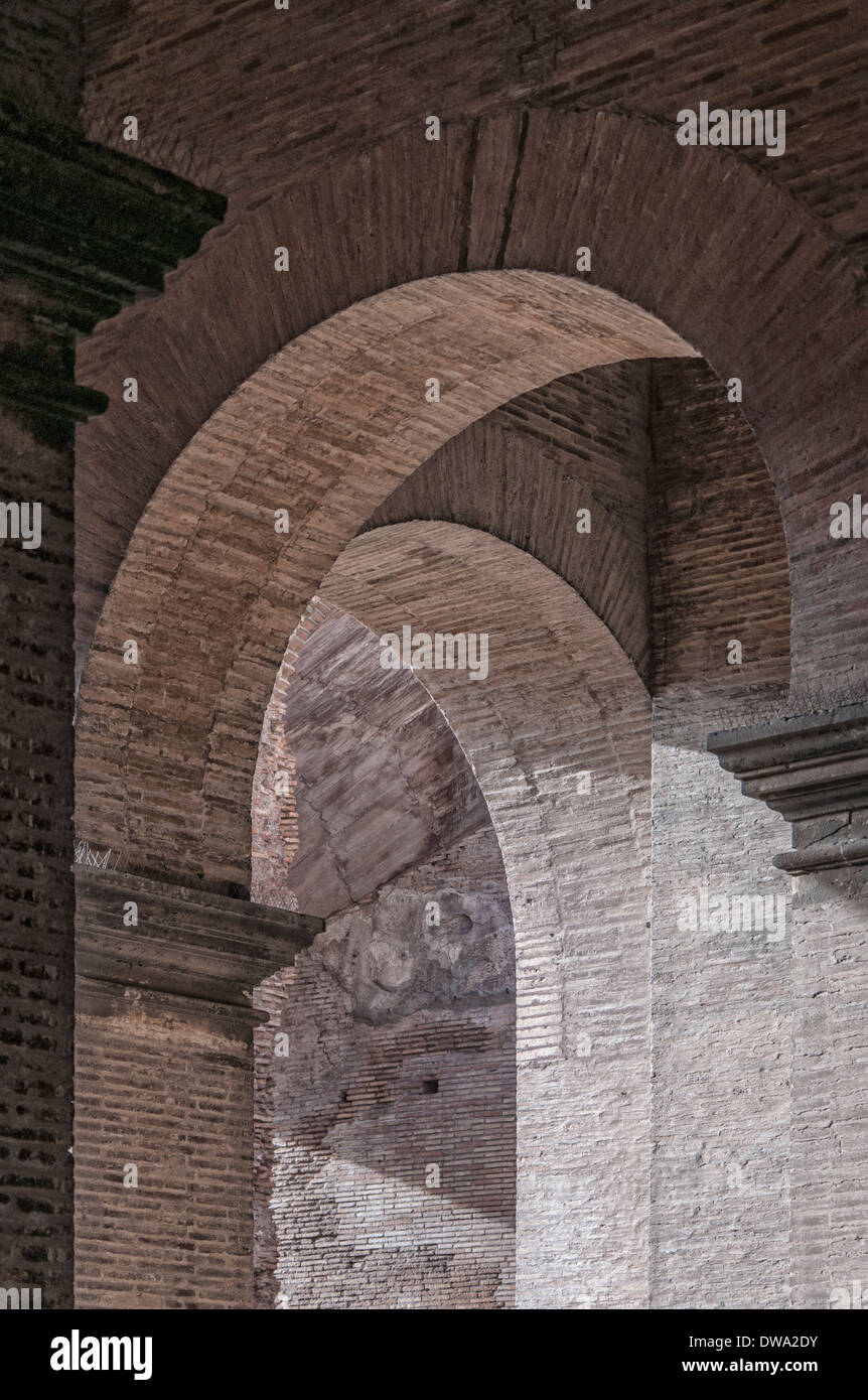 Una vista ravvicinata di alcuni dei molti archi che compongono il maestoso Colosseo rovina in Roma, Italia. Foto Stock