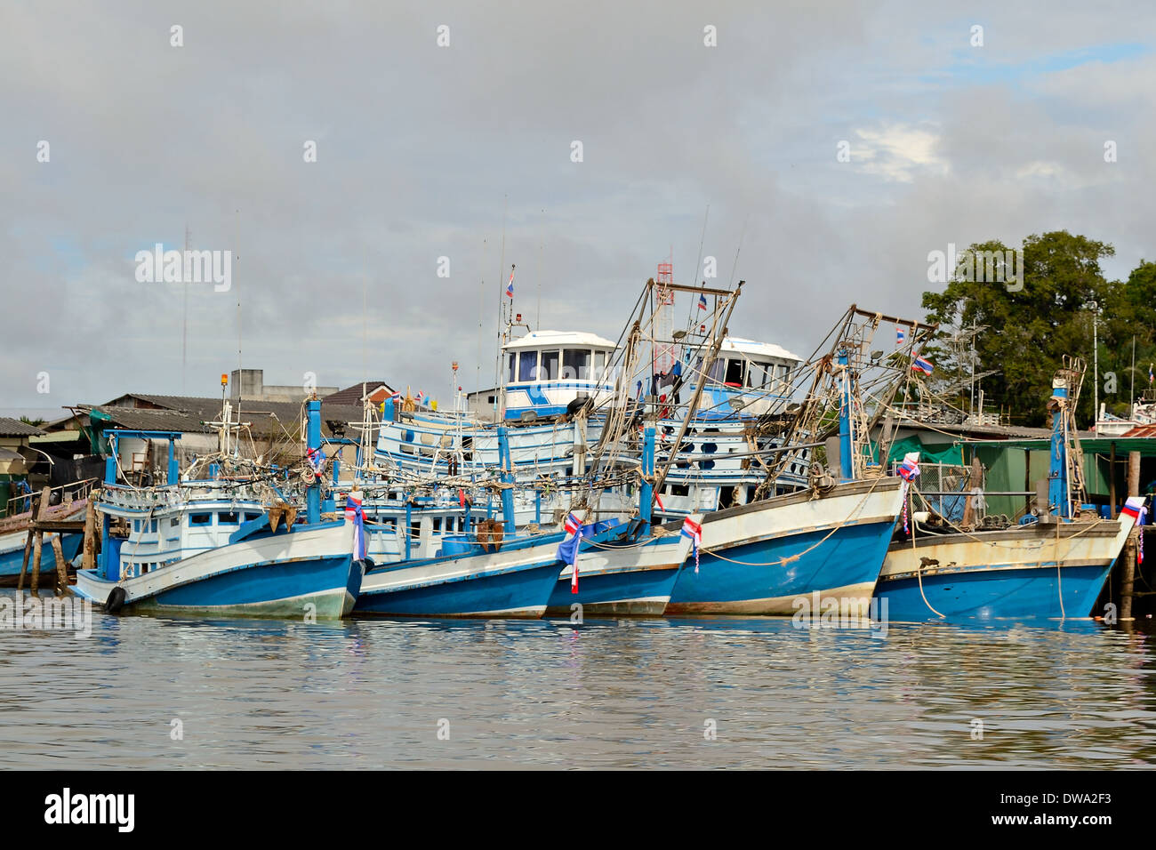 I pescatori del pittoresco imbarcazioni al molo sul fiume di Krabi, nel sud della Thailandia. Foto Stock