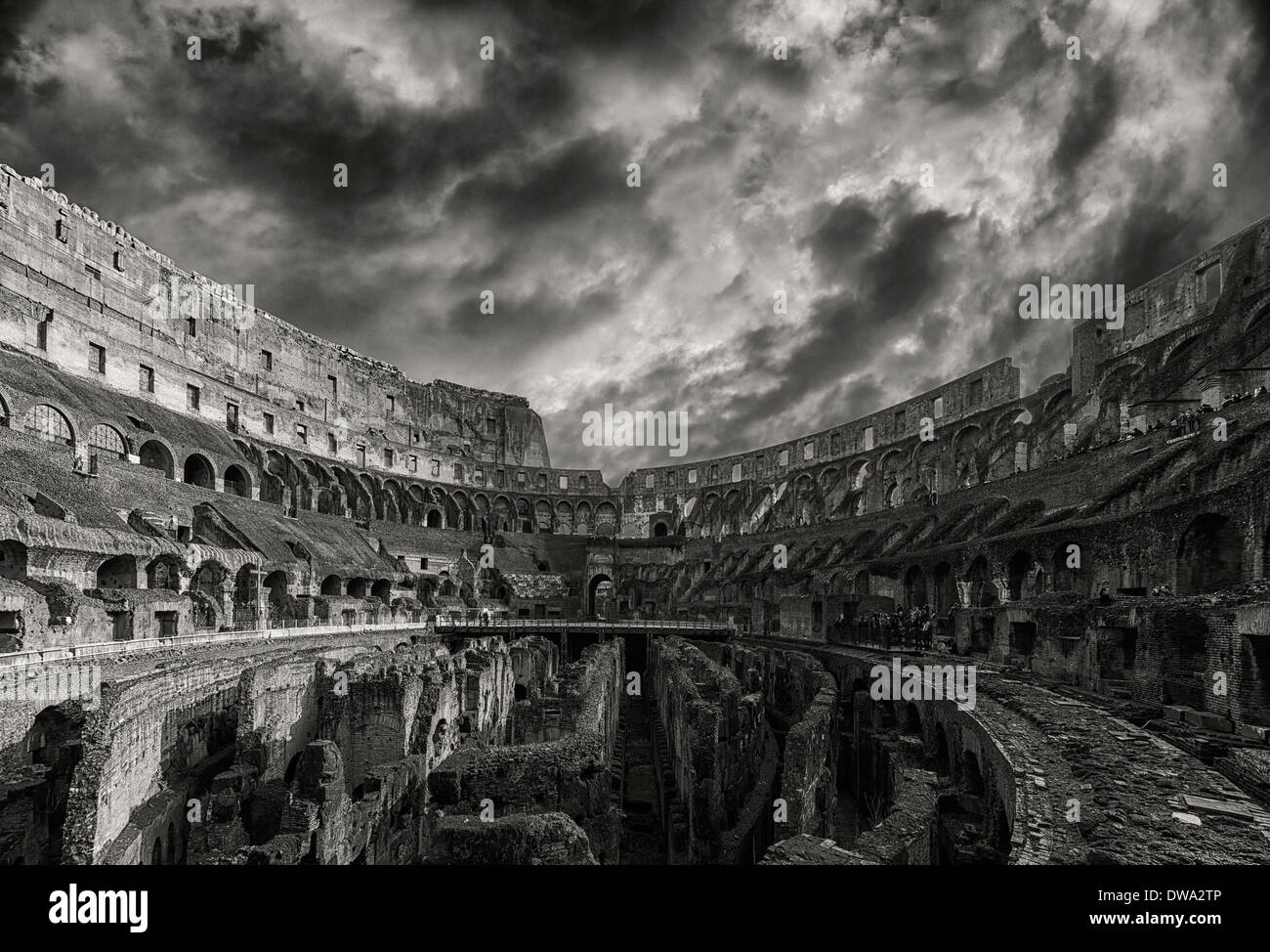 Una visualizzazione monocromatica dell imponente antica Colosseo romano situato nella capitale italiana di Roma. Foto Stock