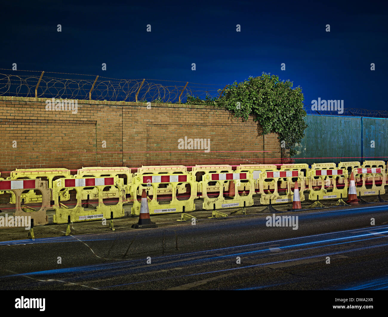 Barriere e traffico coni in banchina Foto Stock