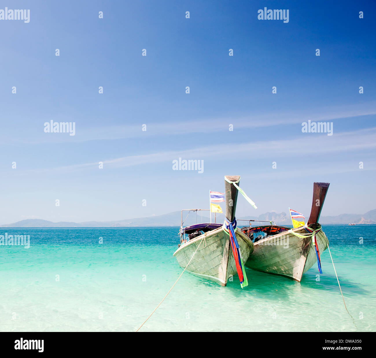 Thailandia oceano paesaggio. Esotica spiaggia vista e nave tradizionale Foto Stock