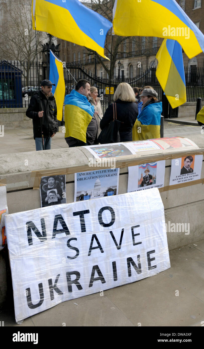 Pro-Ukrainian dimostranti a Whitehall di fronte a Downing Street, protestando contro la Russia il coinvolgimento in Crimea. 4 Marzo 2014 Foto Stock
