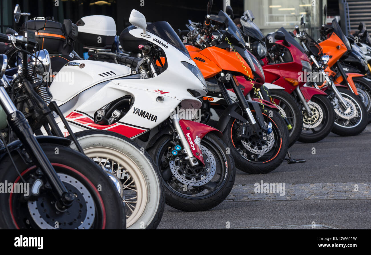 Yamaha ha parcheggiato con altre moto sportive e classiche, Londra Inghilterra Regno Unito Foto Stock